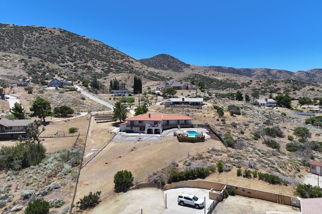 Building Photo - 1055 Lakeview Dr
