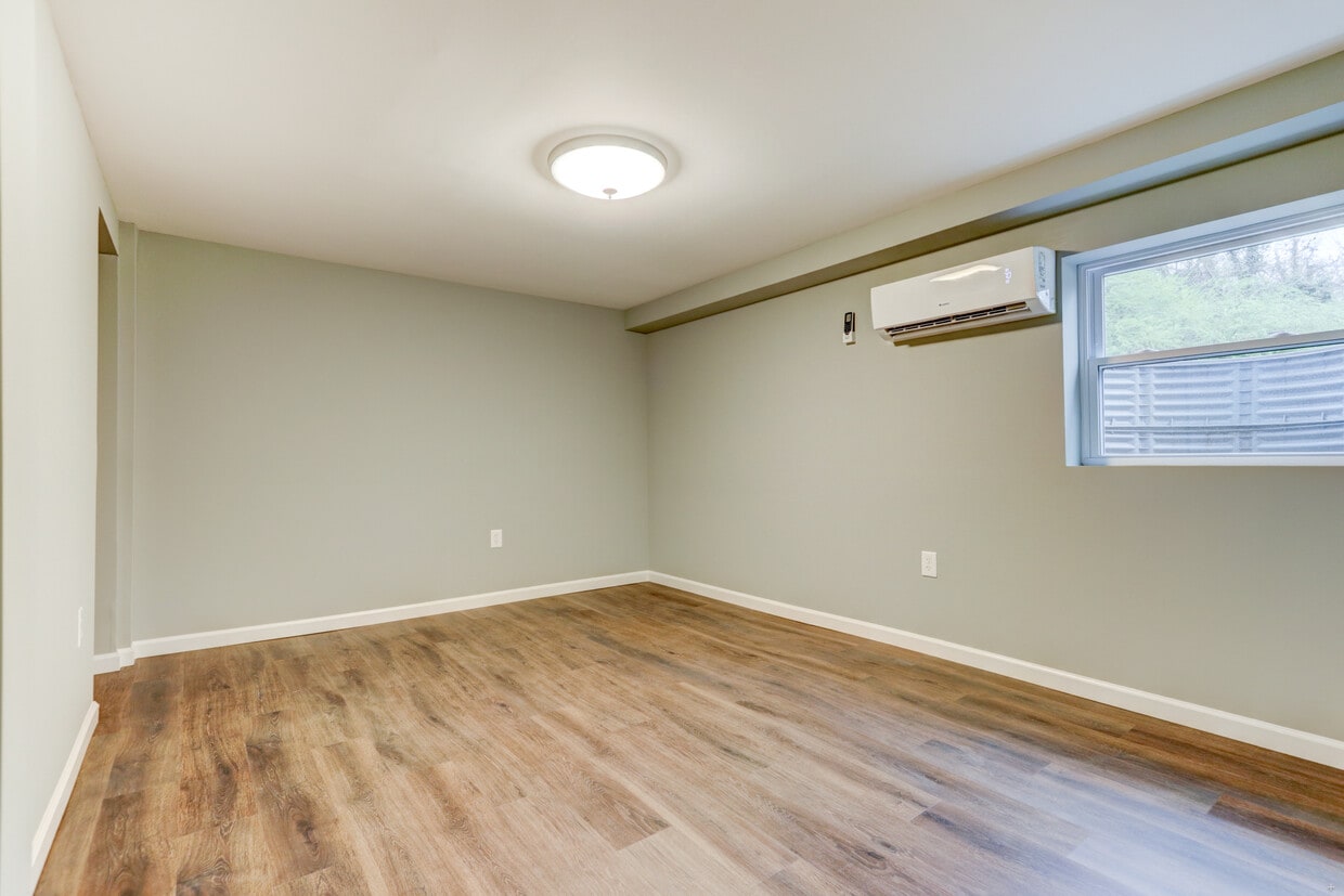 Master bedroom! Featuring zoned climate control! - 1546 Whitower Dr SW