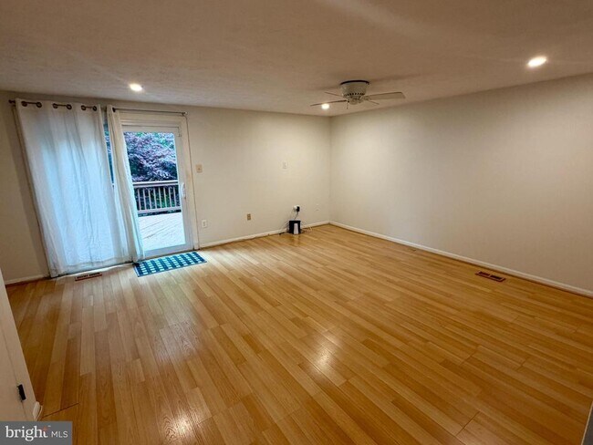 Foto del edificio - 9619 Glendower Ct