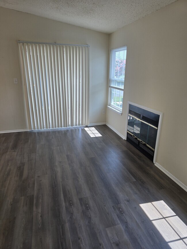 Building Photo - 5649 Summit Arch