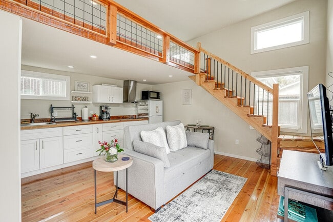 Building Photo - 1142 Temple Dr