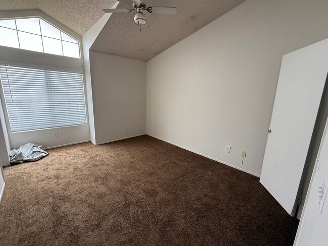 Foto del edificio - Hesperia Home, 3 Bedroom's, 2 Bathrooms, New paint, New Carpet,