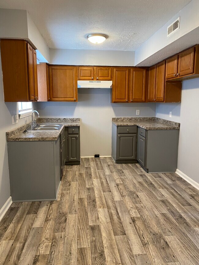 Foto del edificio - 738 Flint Ridge Dr