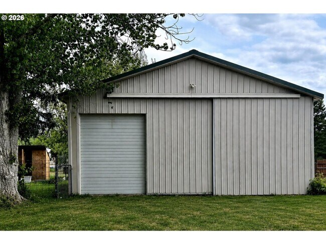 Building Photo - Adorable 2 bedroom 1 bath home on a large corner with large shop