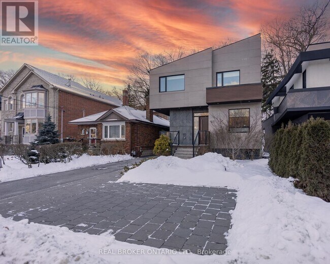 Photo du bâtiment - 88 S Kingsway