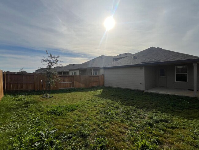 Foto del edificio - 324 Middle Green Loop, Floresville, TX. 78114