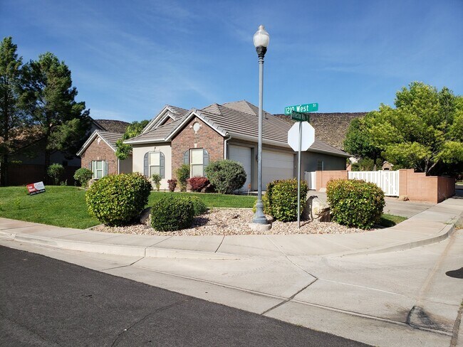 Foto del edificio - Beautiful 4 bed 2 bath home with 3 car gar...
