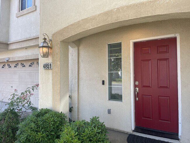 Building Photo - Great Home in Brookside