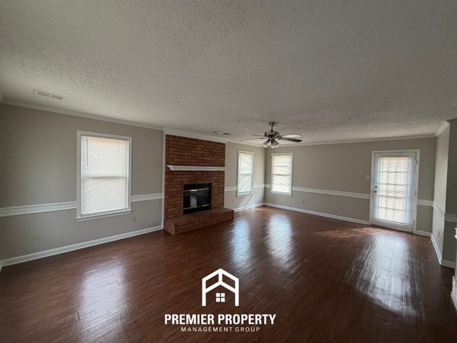 Building Photo - Spacious 4BR/2.5BA Home with Fireplace, Garage & Fenced Backyard in Memphis
