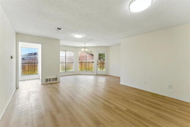 Foto del edificio - 6905-6907 W Cleburne Rd