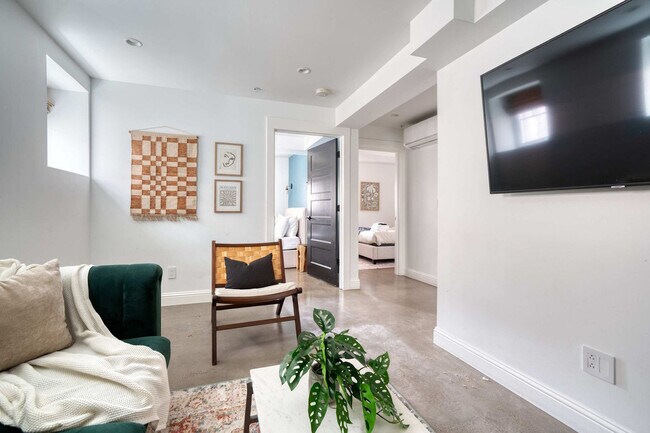 Building Photo - 18 NW 22nd Pl