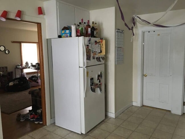 Building Photo - 362 W 4th St