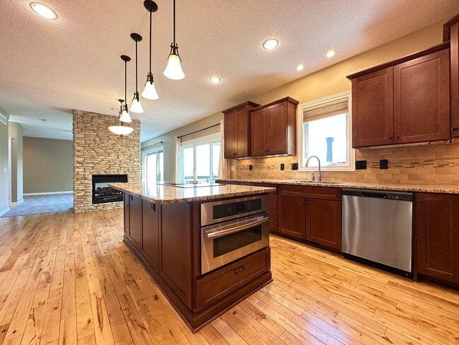 Building Photo - Astonishing 5 bedroom 3.5 Bath Home