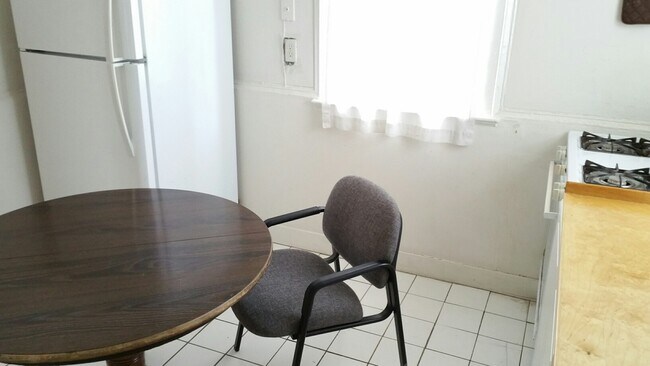 Building Photo - 1009 Garnett Pl