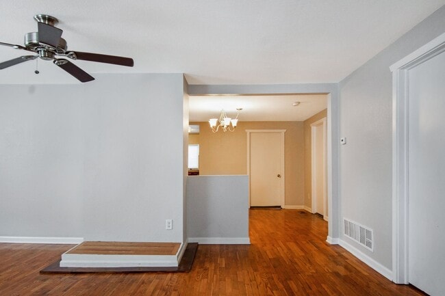 Building Photo - Great 3BD, 2BA Home in Englewood, Near Sho...