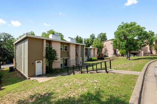 Building Photo - 6411 Chimney Creek Cir