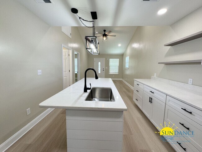 Foto del edificio - Stunning 2 Bedroom / 2 Bathroom end-unit H...