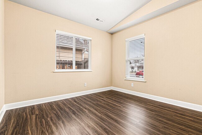 Foto del edificio - Stunning remodeled home with fully fenced backyard and central AC!