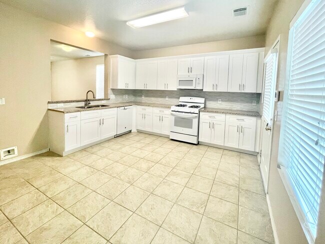 2021 cocina renovada con nuevos gabinetes y encimeras de granito. - 29723 Sullivan Oaks Dr