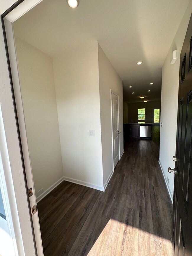 Foto del edificio - 3 Bedroom 2.5 Bath End Unit Townhome in Sh...