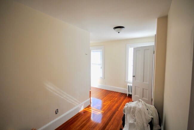 Building Photo - 52 Dickens St