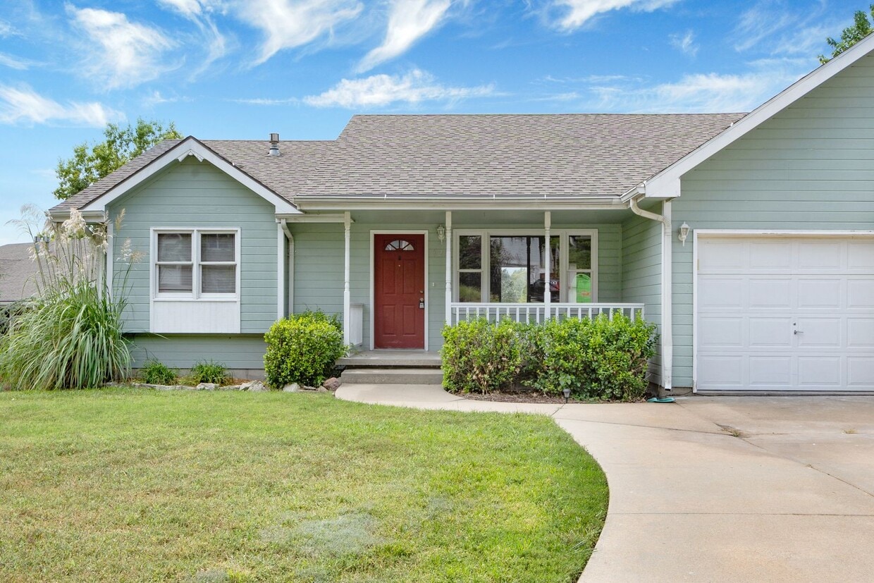 Primary Photo - Large town house for rent!