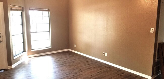 Building Photo - 3701 Daniels Dr