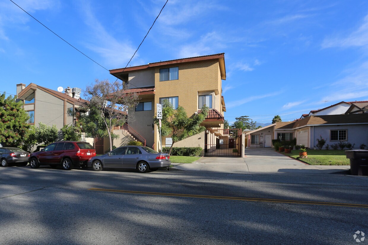 Building Photo - 707 E Lomita Ave