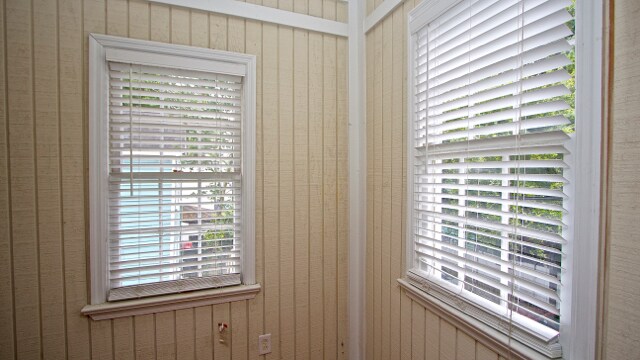Building Photo - Beautiful Upstairs Apartment near Crosstown