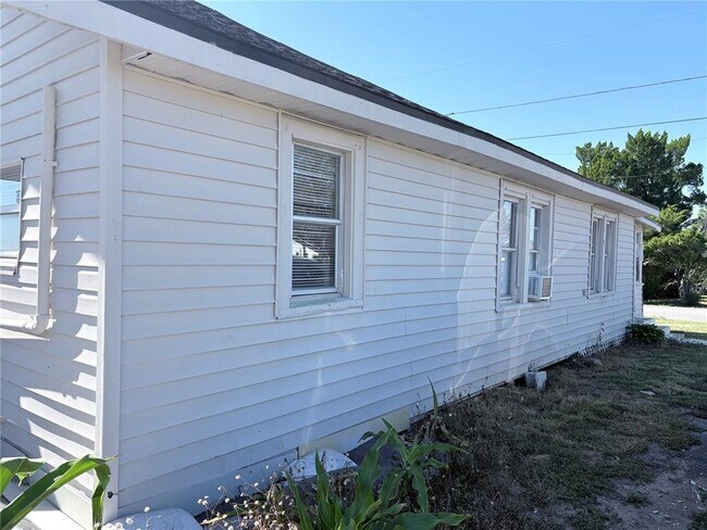 Building Photo - 2320 Crest Dr