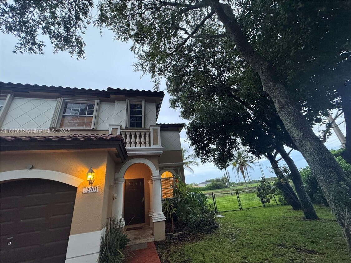 Foto principal - 12701 SW 49th Ct