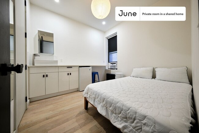 Building Photo - Private bedroom in 3 bed/3 bath Home