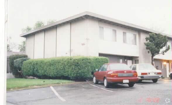 Building Photo - Merrihill Townhomes