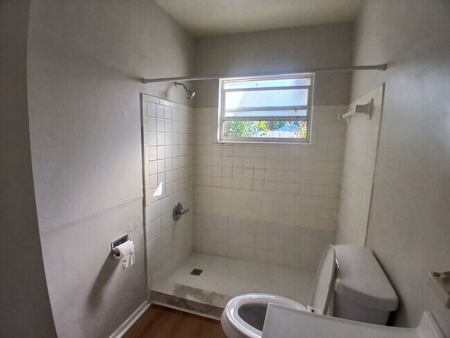 Foto del edificio - 2/1 units, Multi fam unit in Tampa near local amenities