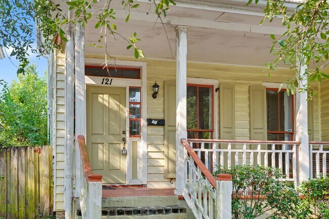 Building Photo - 2 Bedroom Charmer with Sundeck, Wood Floors, and High Ceilings