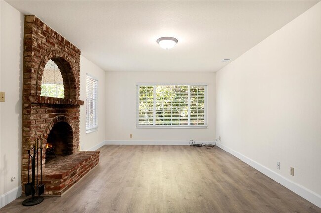 Foto del edificio - 21583 Montgomery St