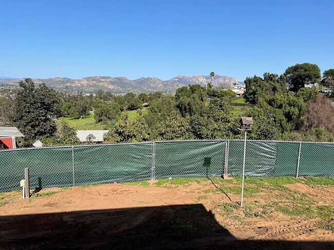 Foto del edificio - 8707 Golden Ridge Rd