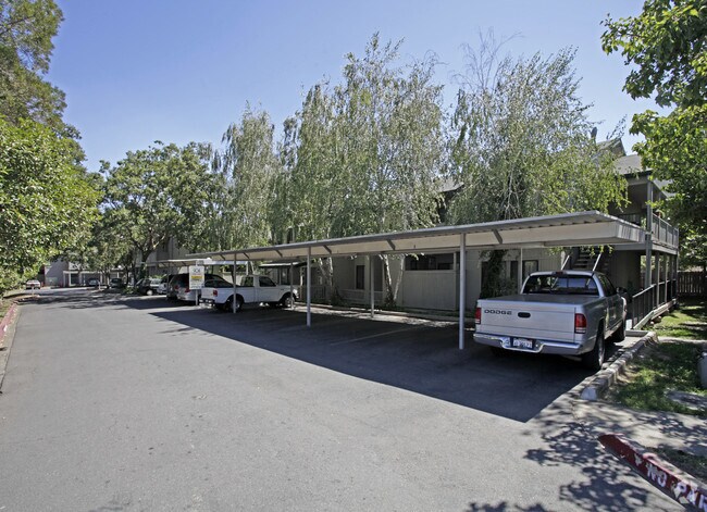 Estacionamiento - Elkhorn Village Apartments