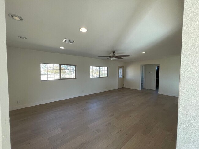 Foto del edificio - 4 bedroom with Solar!