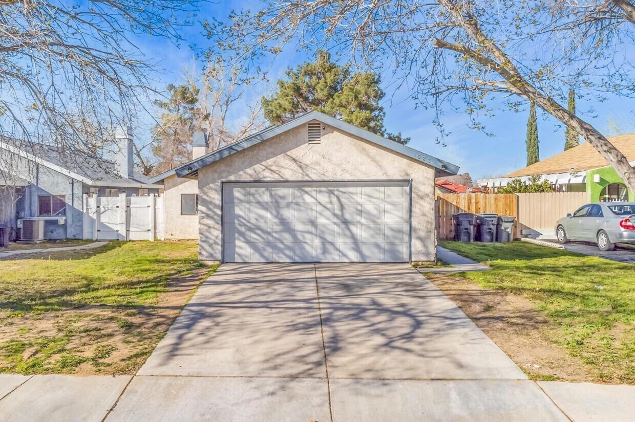 Primary Photo - 1523 E Ave. J