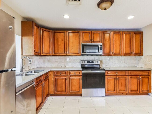 Building Photo - 3 Bedroom Townhome in North Lauderdale