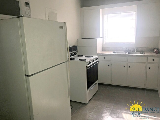 Building Photo - Freshly Painted 1 Bedroom Unit in Fort Wal...