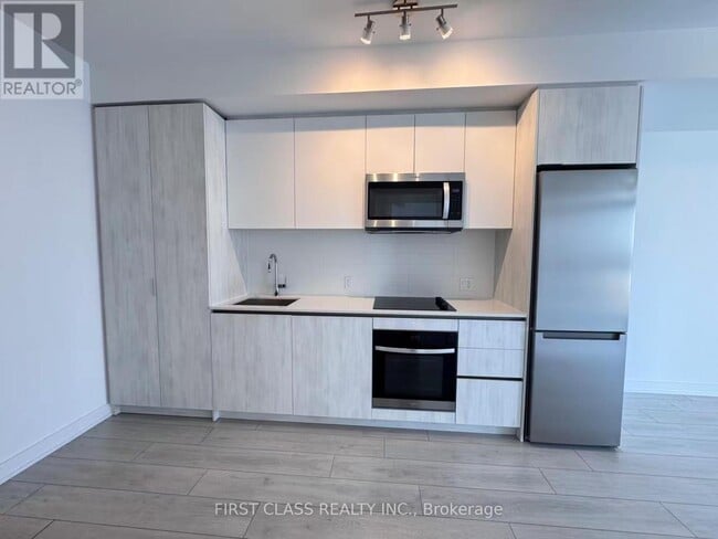 Building Photo - 5858 Yonge St