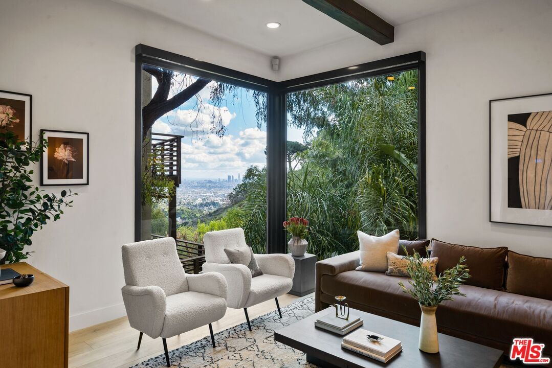 Foto principal - 7050 Pacific View Dr