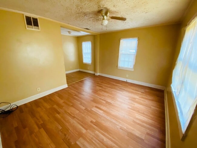 Building Photo - Single Family Home, nice back yard, downtown