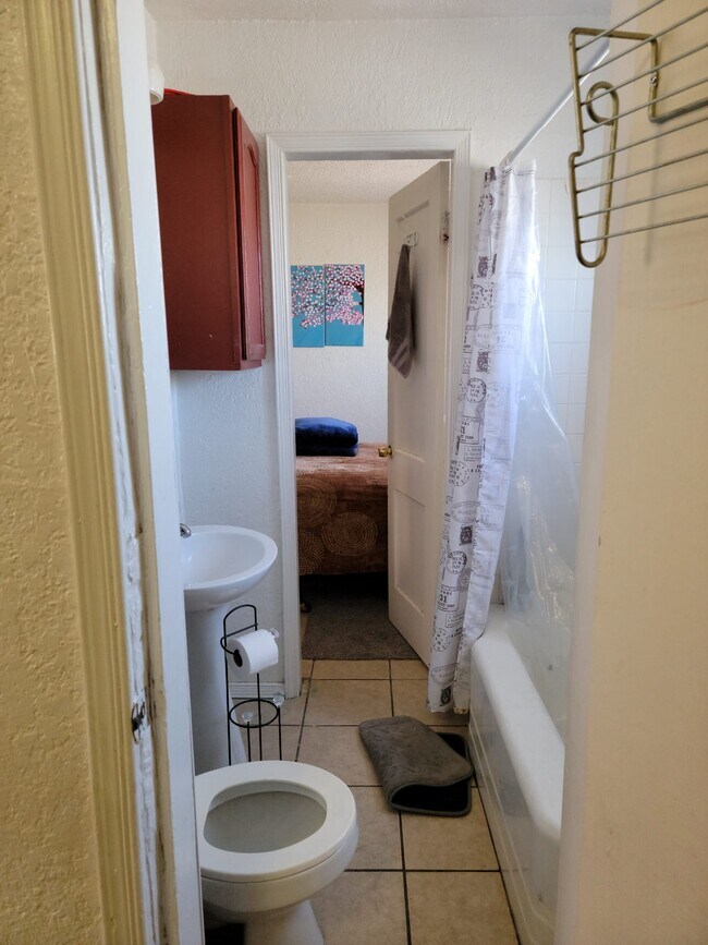 Vista de la habitación 2 del dormitorio desde el baño. - 3919 Lincoln Ave