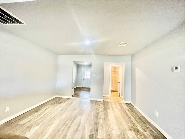 Foto del edificio - 6803 Bloom Dr