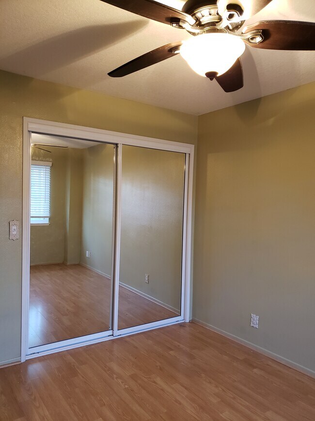 Foto del edificio - 1202 N Sunflower Ave