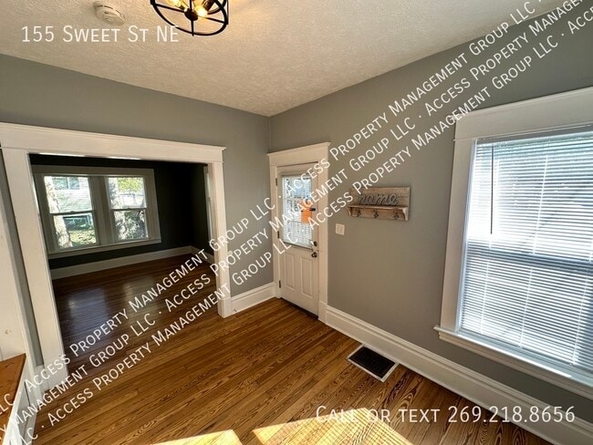 Building Photo - Beautiful NE Side 3 Bedroom Home