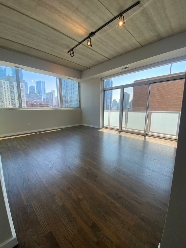 Building Photo - 630 N Franklin St